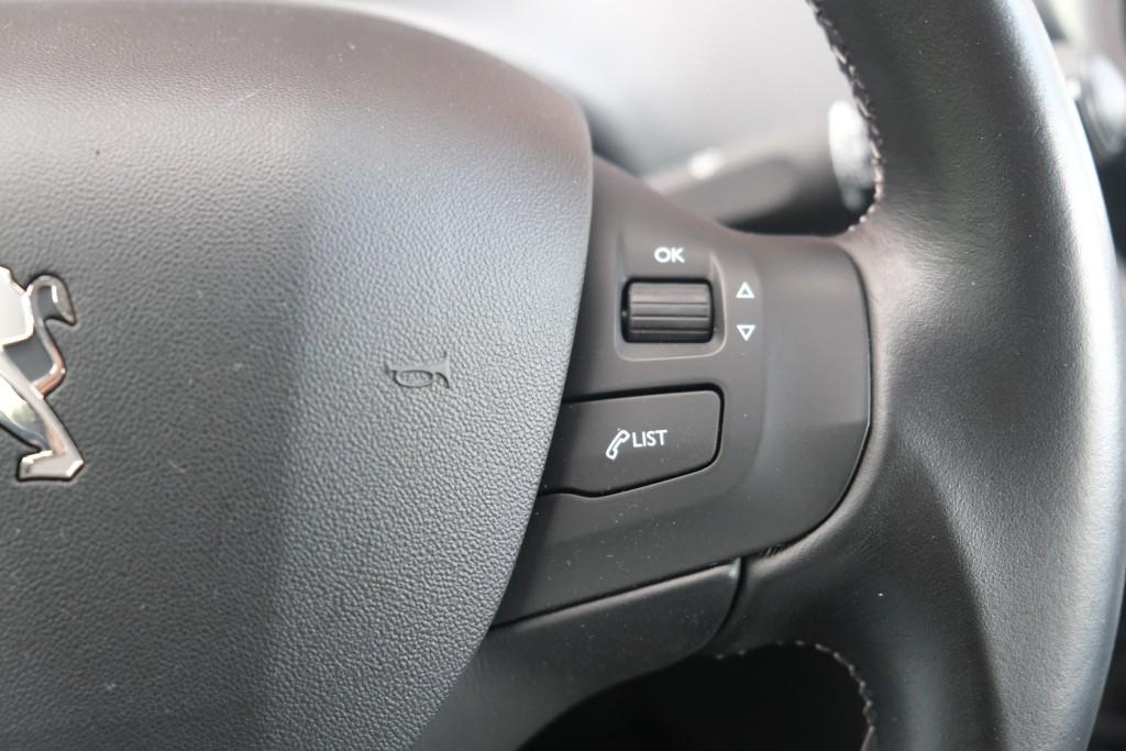 Peugeot 208 1.2 PureTech 110pk Aut. Allure | Navi | App Connect | Climate | Cruise | Camera | PDC | Trekhaak afbeelding 9