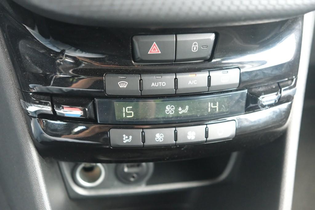 Peugeot 208 1.2 PureTech 110pk Aut. Allure | Navi | App Connect | Climate | Cruise | Camera | PDC | Trekhaak afbeelding 21