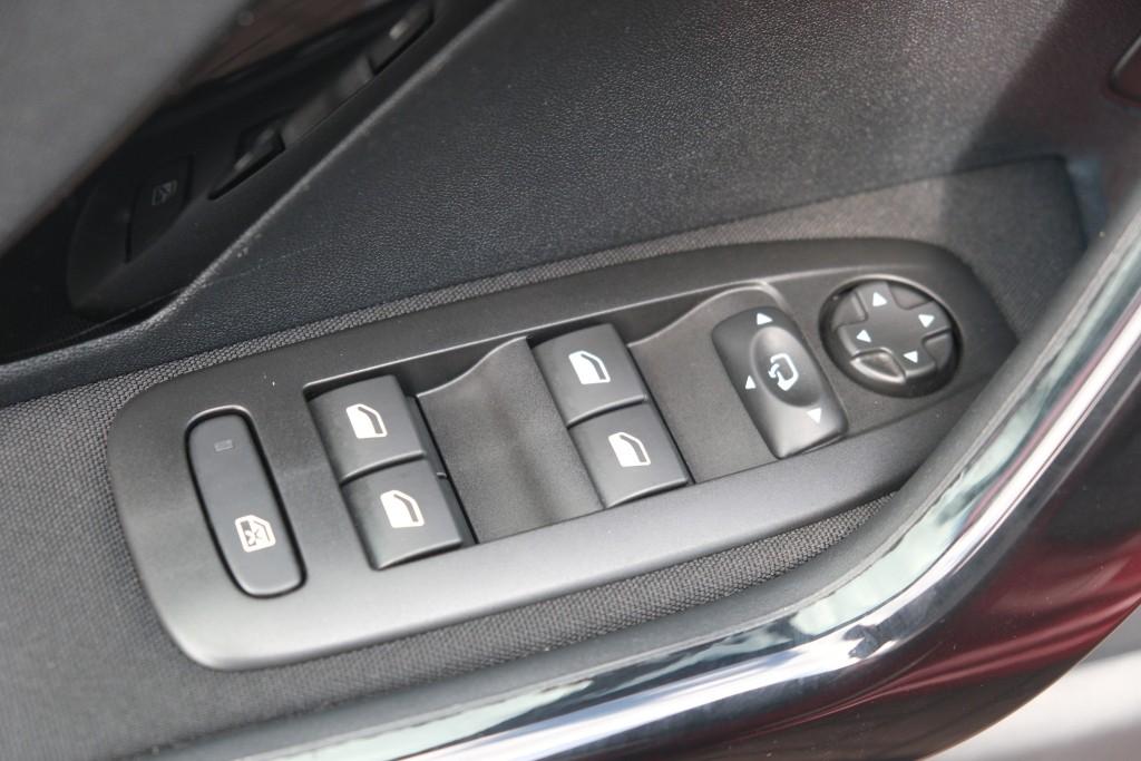 Peugeot 208 1.2 PureTech 110pk Aut. Allure | Navi | App Connect | Climate | Cruise | Camera | PDC | Trekhaak afbeelding 24