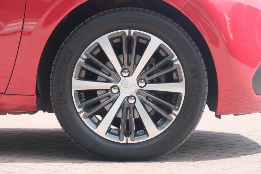 Peugeot 208 1.2 PureTech 110pk Aut. Allure | Navi | App Connect | Climate | Cruise | Camera | PDC | Trekhaak afbeelding 27