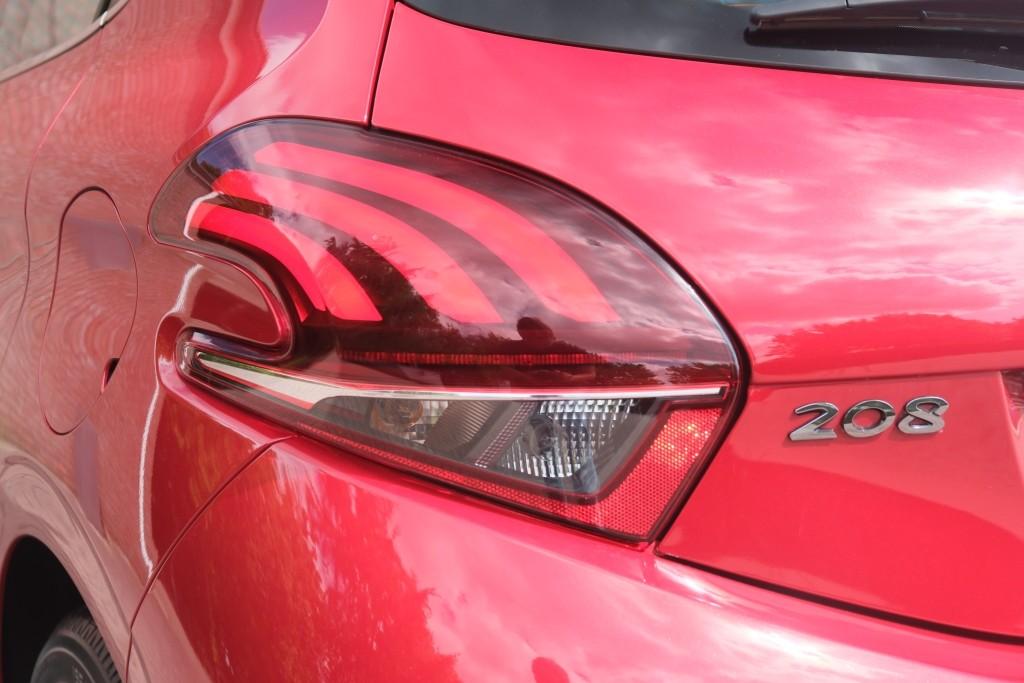 Peugeot 208 1.2 PureTech 110pk Aut. Allure | Navi | App Connect | Climate | Cruise | Camera | PDC | Trekhaak afbeelding 28