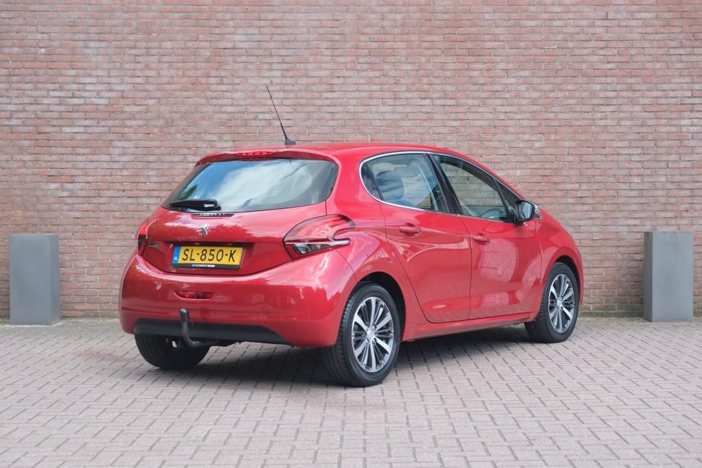 Peugeot 208 1.2 PureTech 110pk Aut. Allure | Navi | App Connect | Climate | Cruise | Camera | PDC | Trekhaak afbeelding 29