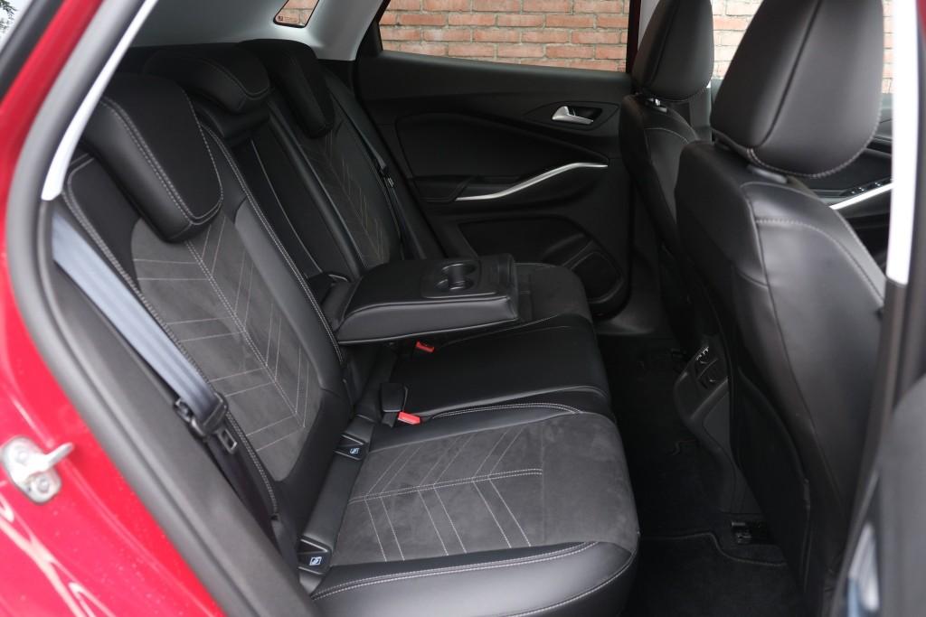 Opel Grandland 1.2 Turbo 130pk EAT8 GS | Navi | App Connect | Adaptive Cruise | Camera | Alcantara | Winter Pakket afbeelding 3