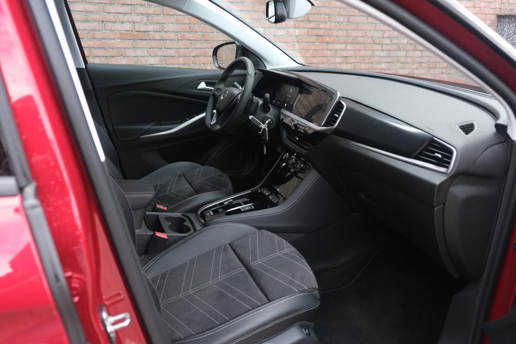 Opel Grandland 1.2 Turbo 130pk EAT8 GS | Navi | App Connect | Adaptive Cruise | Camera | Alcantara | Winter Pakket afbeelding 4