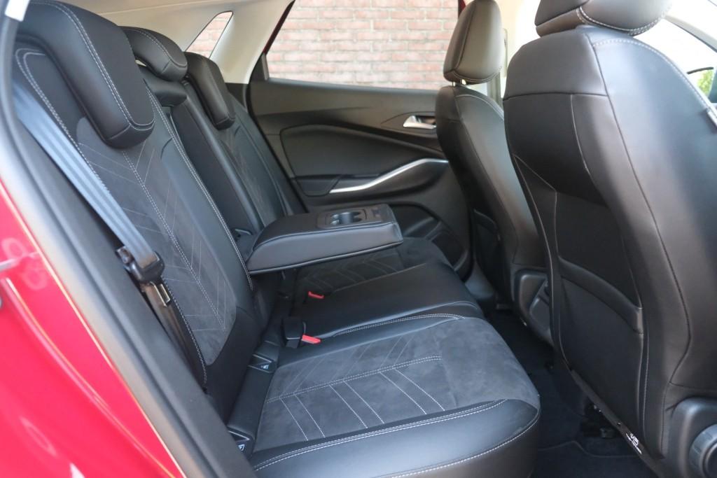 Opel Grandland 1.2 Turbo 130pk EAT8 GS | Navi | App Connect | Adaptive Cruise | Camera | Alcantara | Winter Pakket afbeelding 3