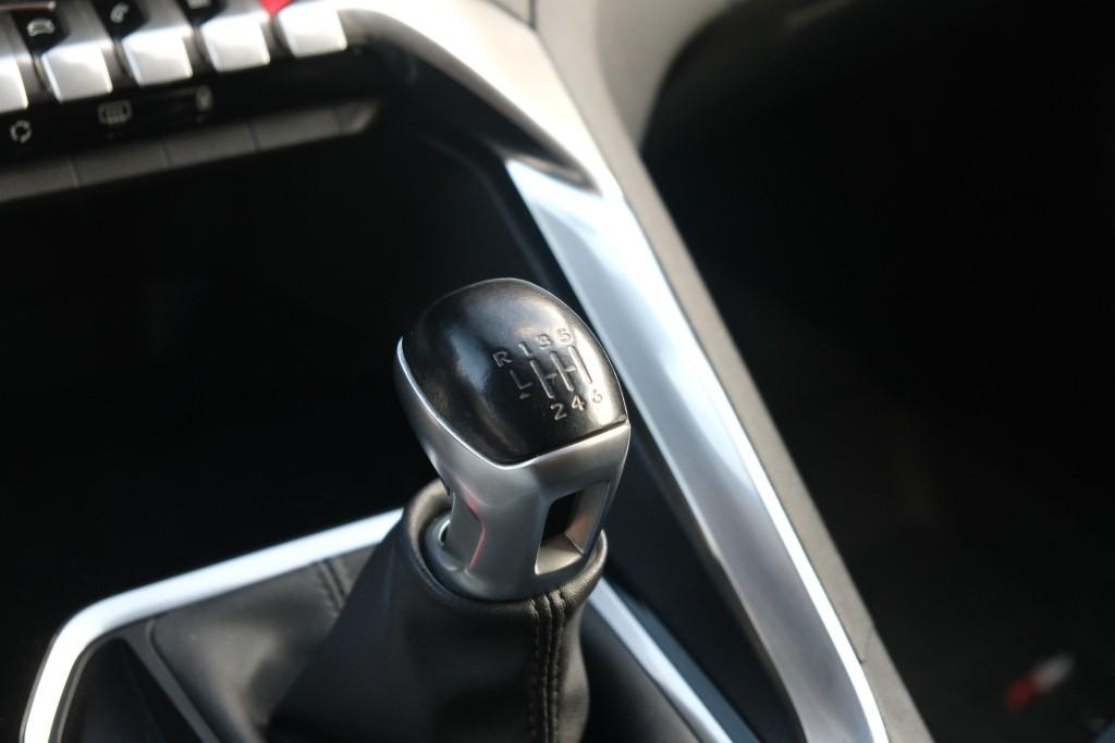 Peugeot 3008 1.2 PureTech 130pk Allure | Navi | App Connect | Climate | Cruise | PDC afbeelding 21