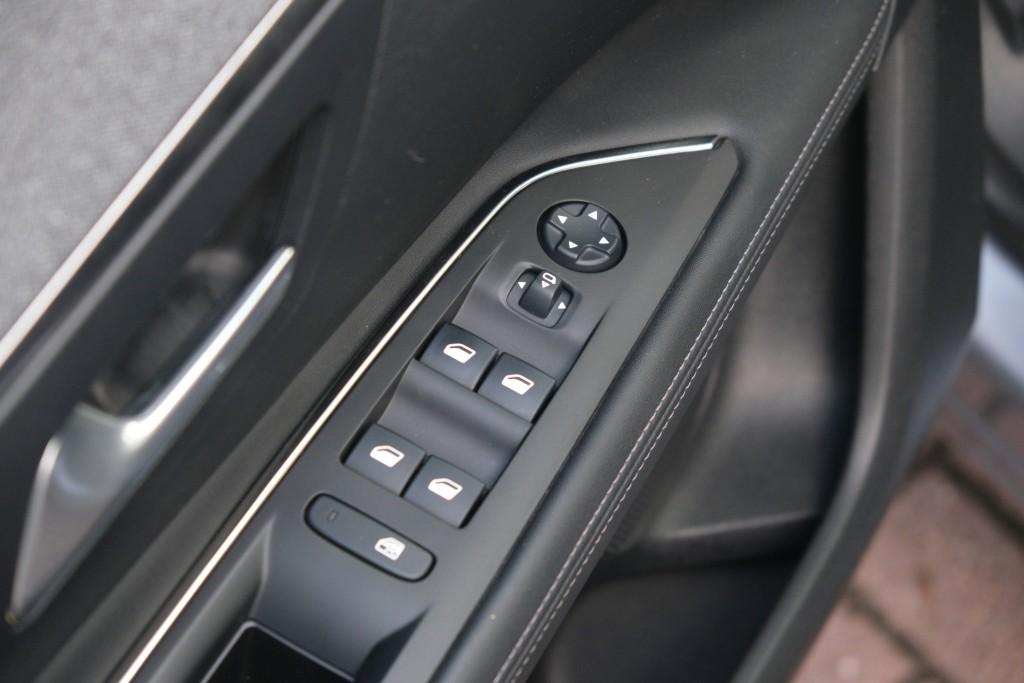 Peugeot 3008 1.2 PureTech 130pk Allure | Navi | App Connect | Climate | Cruise | PDC afbeelding 22