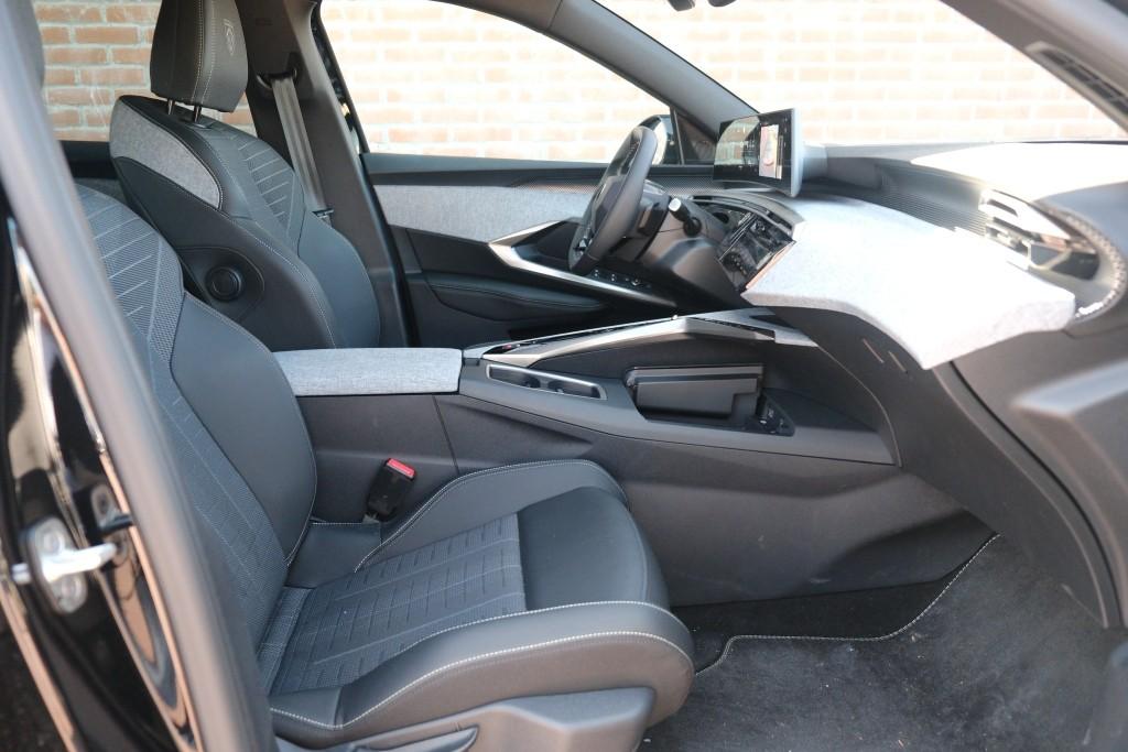 Peugeot 3008 1.2 Hybrid 145pk e-DCS6 GT | Navi | App Connect | Climate | Adaptive Cruise | Camera | Elektrische Achterklep | Winter Pakket afbeelding 4