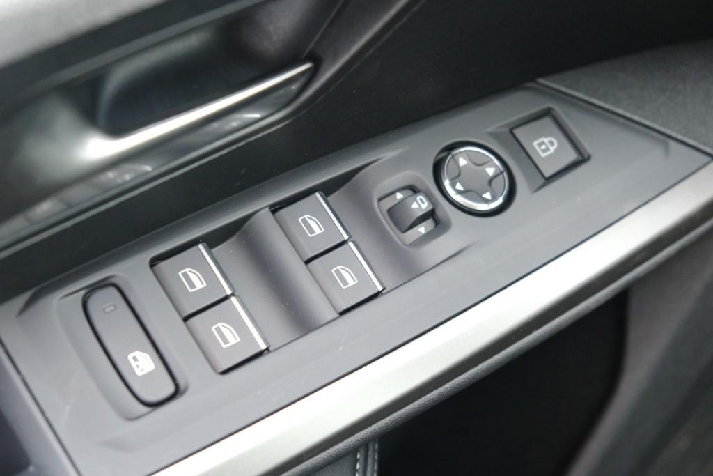 Peugeot 3008 1.2 Hybrid 145pk e-DCS6 GT | Navi | App Connect | Climate | Adaptive Cruise | Camera | Elektrische Achterklep | Winter Pakket afbeelding 25