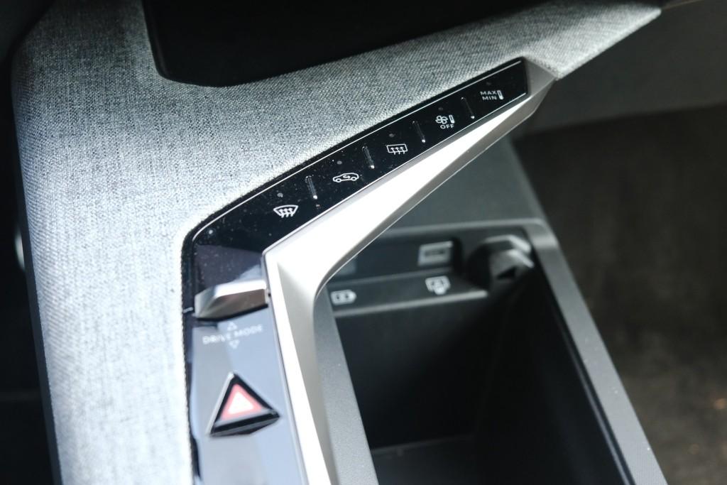 Peugeot 3008 1.2 Hybrid 145pk e-DCS6 GT | Navi | App Connect | Climate | Adaptive Cruise | Camera | Elektrische Achterklep | Winter Pakket afbeelding 27