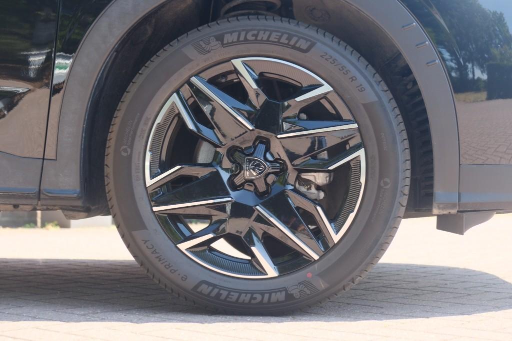Peugeot 3008 1.2 Hybrid 145pk e-DCS6 GT | Navi | App Connect | Climate | Adaptive Cruise | Camera | Elektrische Achterklep | Winter Pakket afbeelding 31