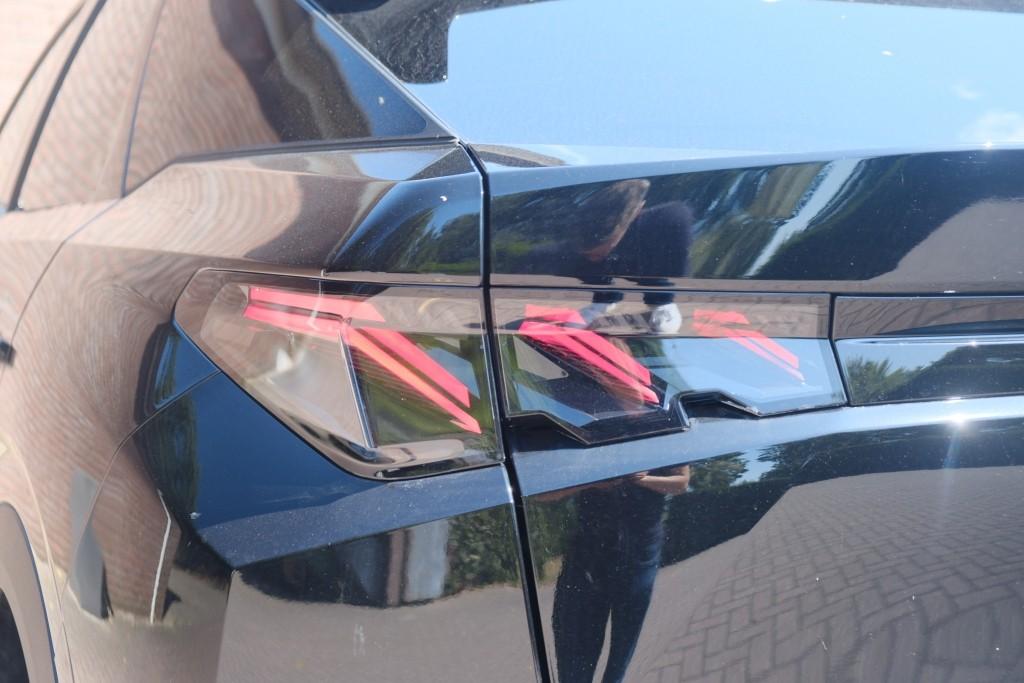 Peugeot 3008 1.2 Hybrid 145pk e-DCS6 GT | Navi | App Connect | Climate | Adaptive Cruise | Camera | Elektrische Achterklep | Winter Pakket afbeelding 32