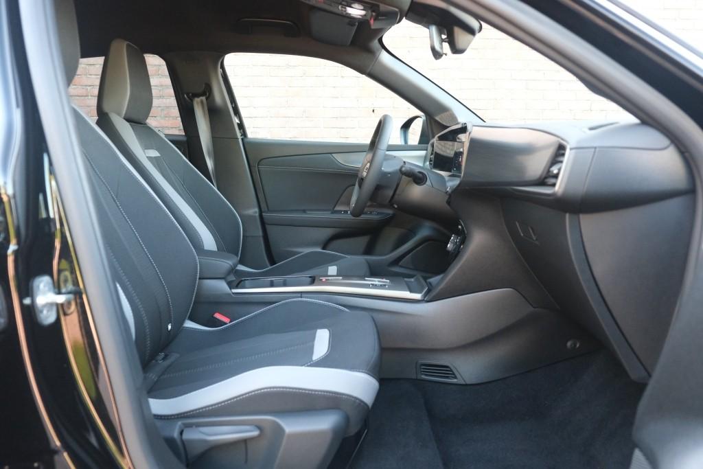 Opel Mokka-e 54 kWh GS | Navi | App Connect | Climate | Adaptive Cruise | Camera | Dodehoek | Camera | PDC | Technologie-Pakket afbeelding 4