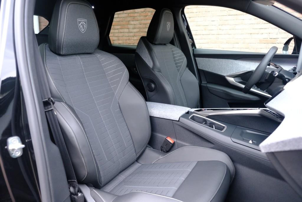 Peugeot 3008 1.2 Hybrid 145pk e-DCS6 GT | Navi | App Connect | Climate | Adaptive Cruise | Camera | Elektrische Achterklep | Winter Pakket afbeelding 6