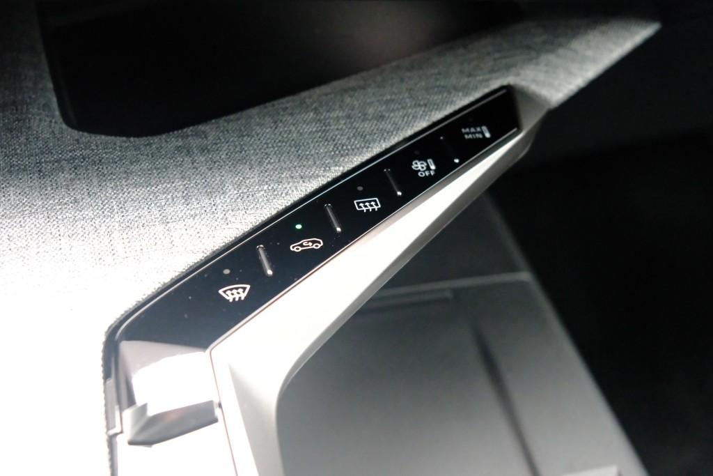 Peugeot 3008 1.2 Hybrid 145pk e-DCS6 GT | Navi | App Connect | Climate | Adaptive Cruise | Camera | Elektrische Achterklep | Winter Pakket afbeelding 25