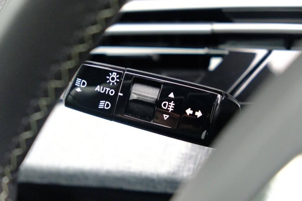 Peugeot 3008 1.2 Hybrid 145pk e-DCS6 GT | Navi | App Connect | Climate | Adaptive Cruise | Camera | Elektrische Achterklep | Winter Pakket afbeelding 28