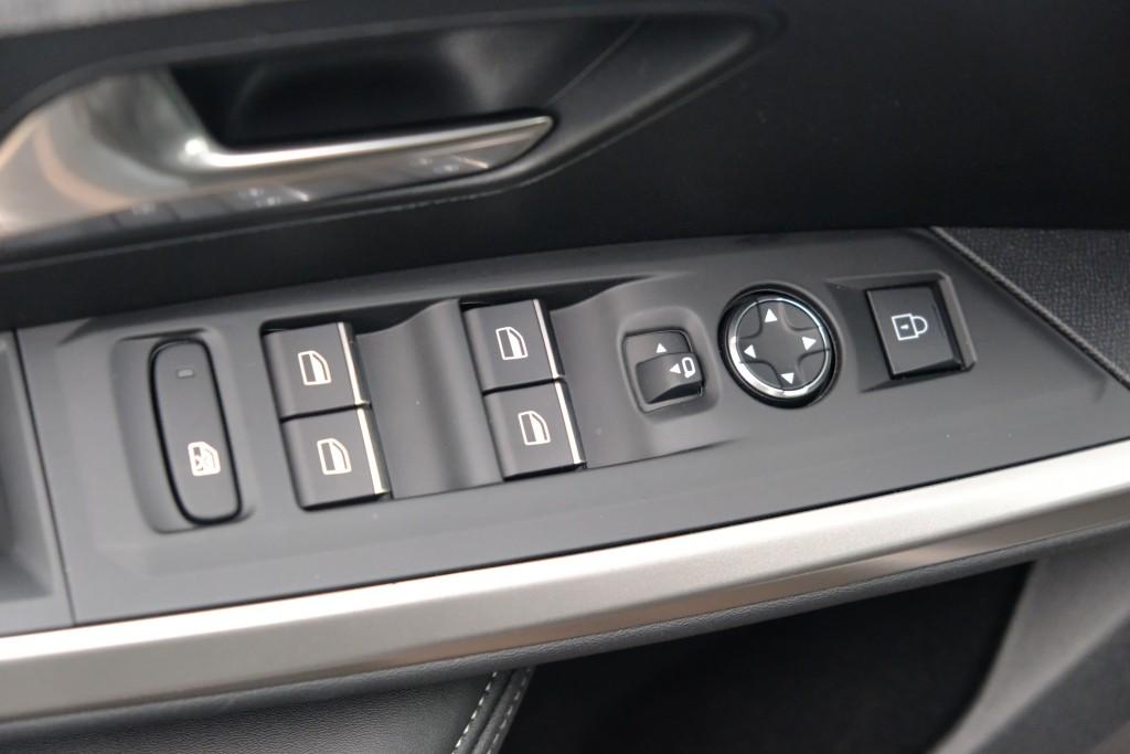 Peugeot 3008 1.2 Hybrid 145pk e-DCS6 GT | Navi | App Connect | Climate | Adaptive Cruise | Camera | Elektrische Achterklep | Winter Pakket afbeelding 29