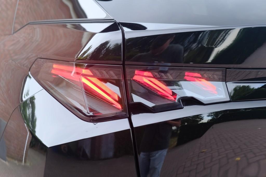 Peugeot 3008 1.2 Hybrid 145pk e-DCS6 GT | Navi | App Connect | Climate | Adaptive Cruise | Camera | Elektrische Achterklep | Winter Pakket afbeelding 32