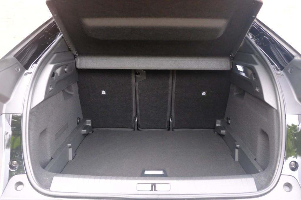 Peugeot 3008 1.2 Hybrid 145pk e-DCS6 GT | Navi | App Connect | Climate | Adaptive Cruise | Camera | Elektrische Achterklep | Winter Pakket afbeelding 34