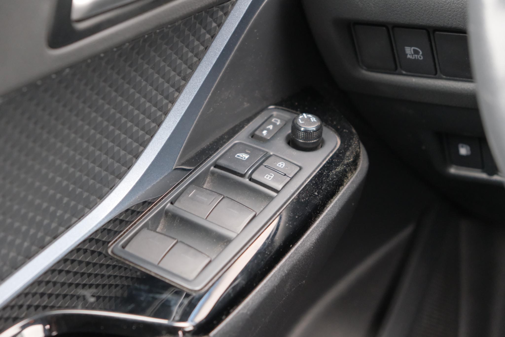 Toyota C-HR 2.0 Hybrid 184pk CVT Style | Navi | Trekhaak | Adaptive Cruise | Camera | Dodehoek | Stoelverwarming afbeelding 19