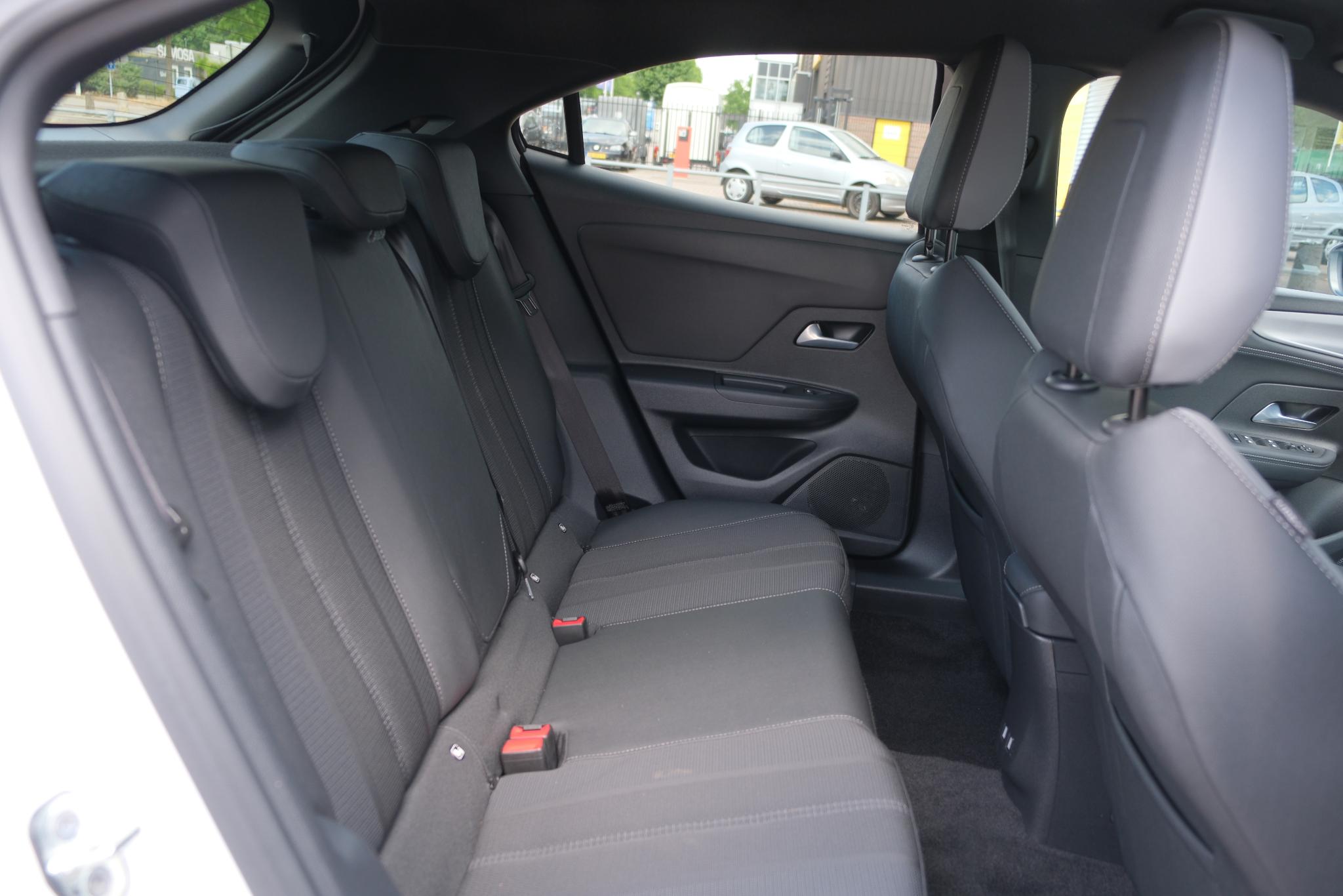 Opel Mokka-e 54 kWh GS | Navi | App Connect | Climate | Adaptive Cruise | Camera | Dodehoek | Camera | PDC afbeelding 10