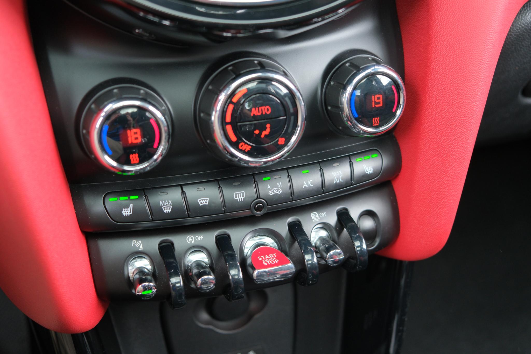 MINI Cooper S 192pk Chili Serious Business | JCW Pakket | Panoramadak | Keyless | Camera | Harman/kardon | Winter Pakket afbeelding 25