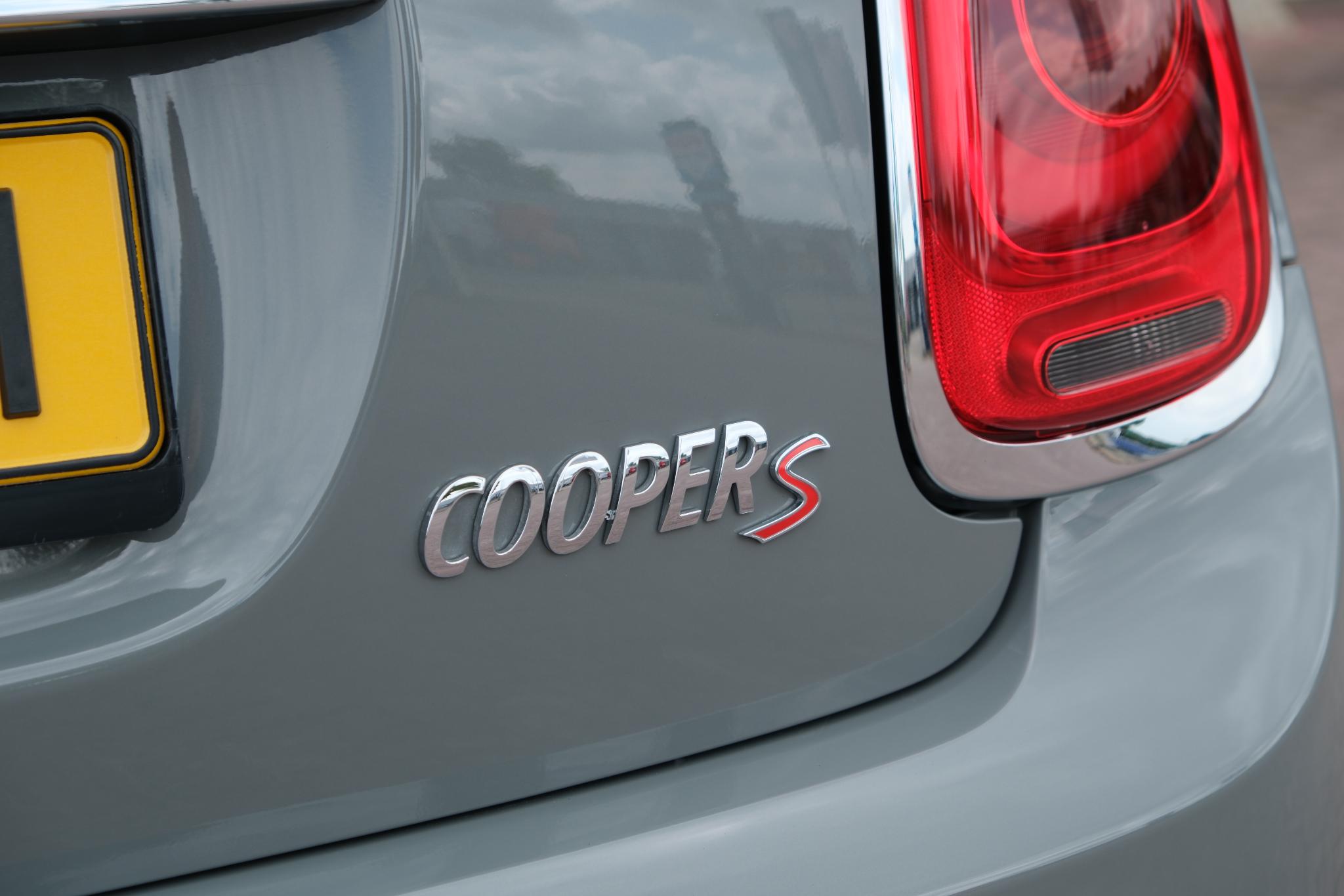MINI Cooper S 192pk Chili Serious Business | JCW Pakket | Panoramadak | Keyless | Camera | Harman/kardon | Winter Pakket afbeelding 31