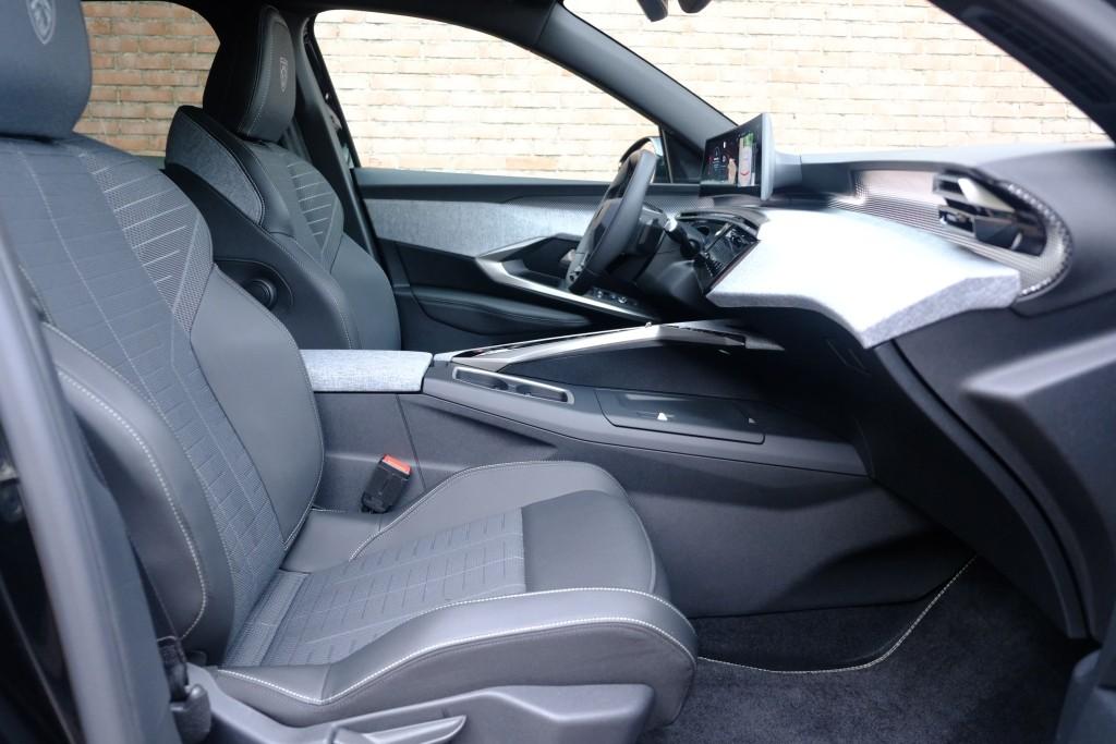 Peugeot 3008 1.2 Hybrid 145pk e-DCS6 GT | Navi | App Connect | Climate | Adaptive Cruise | Camera | Elektrische Achterklep | Winter Pakket afbeelding 4