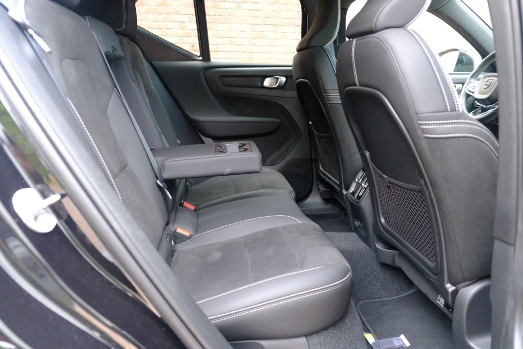 Volvo EX40 Extended Range 82 kWh Ultra Black Edition | Navi | App Connect | Climate | Adaptive Cruise | 360° Camera | Panoramadak | Stoelverwarming afbeelding 3