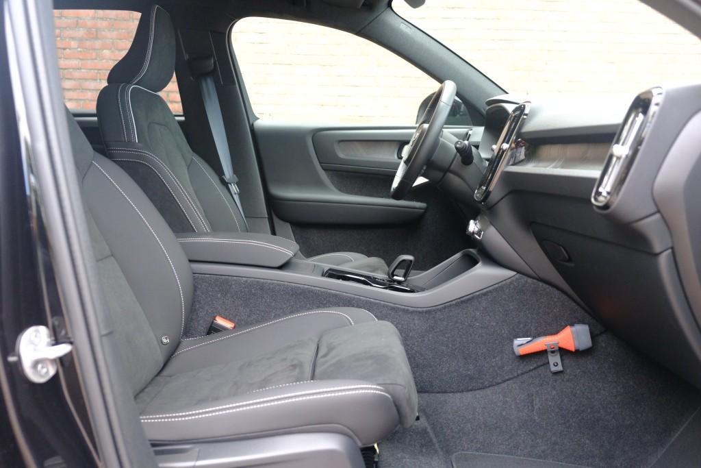 Volvo EX40 Extended Range 82 kWh Ultra Black Edition | Navi | App Connect | Climate | Adaptive Cruise | 360° Camera | Panoramadak | Stoelverwarming afbeelding 4