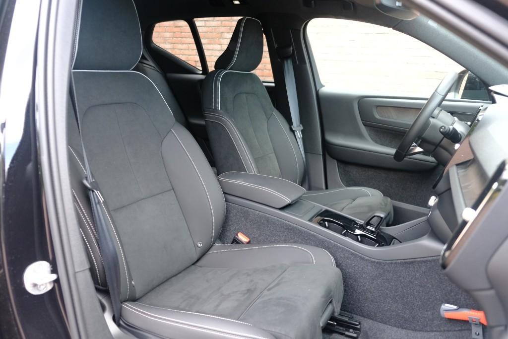 Volvo EX40 Extended Range 82 kWh Ultra Black Edition | Navi | App Connect | Climate | Adaptive Cruise | 360° Camera | Panoramadak | Stoelverwarming afbeelding 6