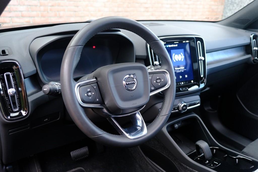 Volvo EX40 Extended Range 82 kWh Ultra Black Edition | Navi | App Connect | Climate | Adaptive Cruise | 360° Camera | Panoramadak | Stoelverwarming afbeelding 8