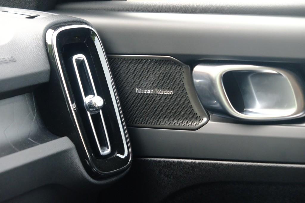Volvo EX40 Extended Range 82 kWh Ultra Black Edition | Navi | App Connect | Climate | Adaptive Cruise | 360° Camera | Panoramadak | Stoelverwarming afbeelding 30