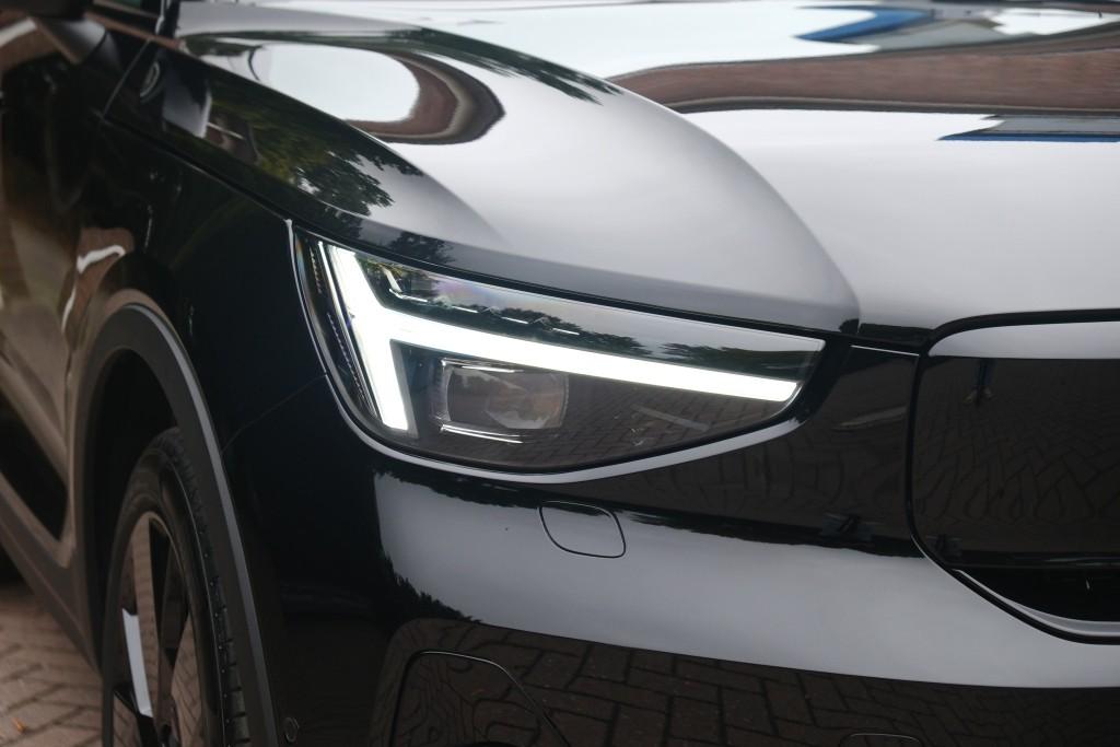 Volvo EX40 Extended Range 82 kWh Ultra Black Edition | Navi | App Connect | Climate | Adaptive Cruise | 360° Camera | Panoramadak | Stoelverwarming afbeelding 2