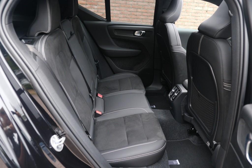 Volvo EX40 Extended Range 82 kWh Ultra Black Edition | Navi | App Connect | Climate | Adaptive Cruise | 360° Camera | Panoramadak | Stoelverwarming afbeelding 3