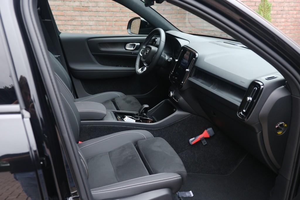 Volvo EX40 Extended Range 82 kWh Ultra Black Edition | Navi | App Connect | Climate | Adaptive Cruise | 360° Camera | Panoramadak | Stoelverwarming afbeelding 4