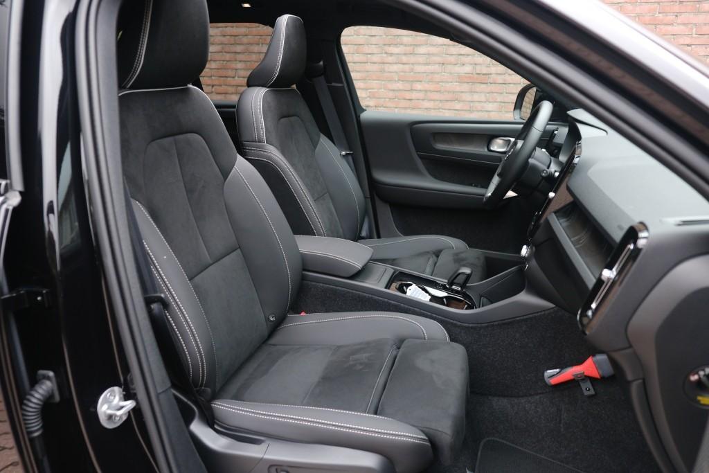 Volvo EX40 Extended Range 82 kWh Ultra Black Edition | Navi | App Connect | Climate | Adaptive Cruise | 360° Camera | Panoramadak | Stoelverwarming afbeelding 6