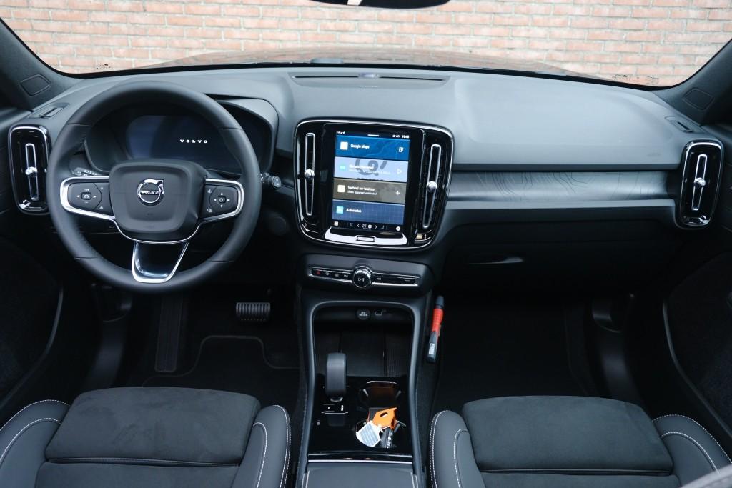 Volvo EX40 Extended Range 82 kWh Ultra Black Edition | Navi | App Connect | Climate | Adaptive Cruise | 360° Camera | Panoramadak | Stoelverwarming afbeelding 7