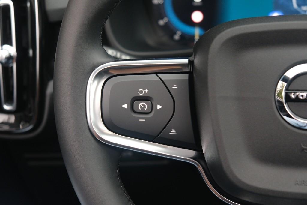 Volvo EX40 Extended Range 82 kWh Ultra Black Edition | Navi | App Connect | Climate | Adaptive Cruise | 360° Camera | Panoramadak | Stoelverwarming afbeelding 9