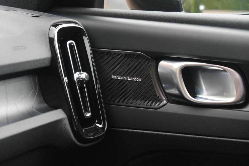 Volvo EX40 Extended Range 82 kWh Ultra Black Edition | Navi | App Connect | Climate | Adaptive Cruise | 360° Camera | Panoramadak | Stoelverwarming afbeelding 12