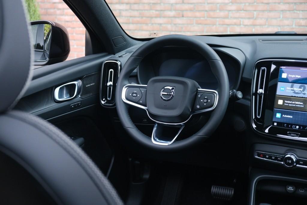 Volvo EX40 Extended Range 82 kWh Ultra Black Edition | Navi | App Connect | Climate | Adaptive Cruise | 360° Camera | Panoramadak | Stoelverwarming afbeelding 13