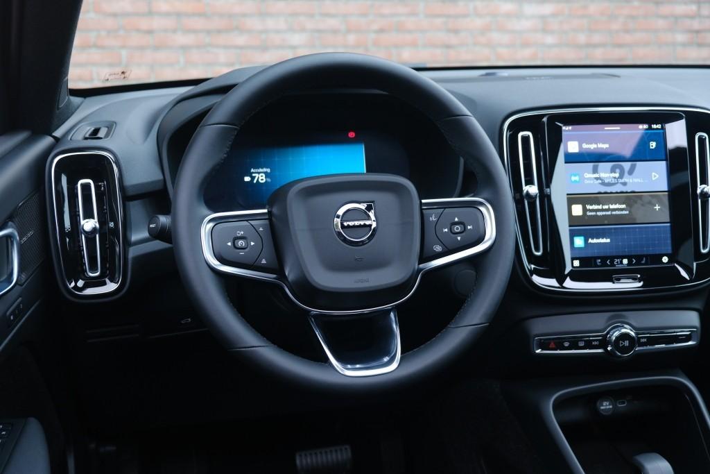 Volvo EX40 Extended Range 82 kWh Ultra Black Edition | Navi | App Connect | Climate | Adaptive Cruise | 360° Camera | Panoramadak | Stoelverwarming afbeelding 16
