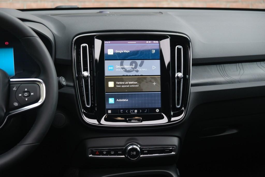 Volvo EX40 Extended Range 82 kWh Ultra Black Edition | Navi | App Connect | Climate | Adaptive Cruise | 360° Camera | Panoramadak | Stoelverwarming afbeelding 17
