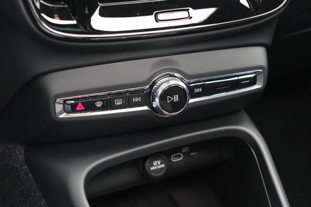 Volvo EX40 Extended Range 82 kWh Ultra Black Edition | Navi | App Connect | Climate | Adaptive Cruise | 360° Camera | Panoramadak | Stoelverwarming afbeelding 25