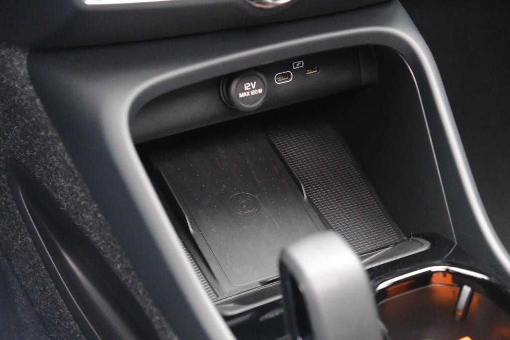 Volvo EX40 Extended Range 82 kWh Ultra Black Edition | Navi | App Connect | Climate | Adaptive Cruise | 360° Camera | Panoramadak | Stoelverwarming afbeelding 26