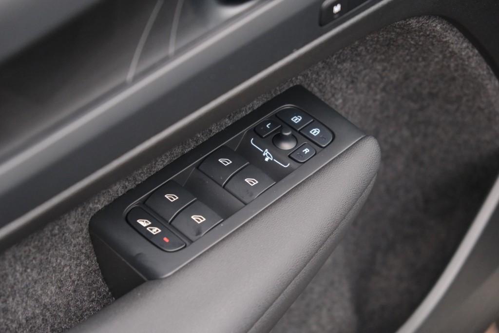 Volvo EX40 Extended Range 82 kWh Ultra Black Edition | Navi | App Connect | Climate | Adaptive Cruise | 360° Camera | Panoramadak | Stoelverwarming afbeelding 28