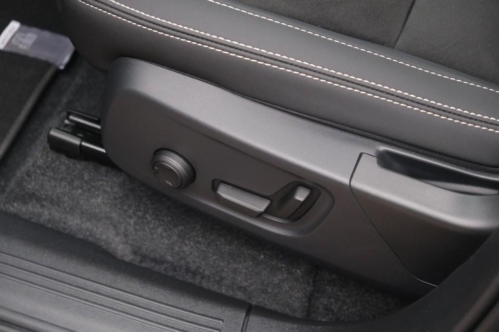 Volvo EX40 Extended Range 82 kWh Ultra Black Edition | Navi | App Connect | Climate | Adaptive Cruise | 360° Camera | Panoramadak | Stoelverwarming afbeelding 29