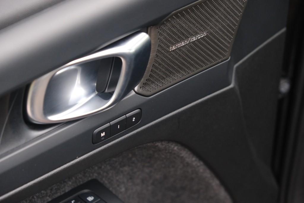 Volvo EX40 Extended Range 82 kWh Ultra Black Edition | Navi | App Connect | Climate | Adaptive Cruise | 360° Camera | Panoramadak | Stoelverwarming afbeelding 30