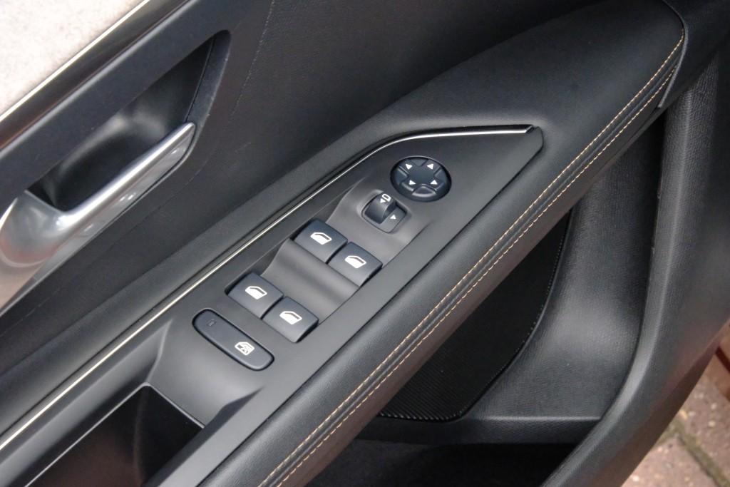 Peugeot 3008 1.6 HYbrid4 300pk GT | Navi | App Connect | Climate | Adaptive Cruise | Camera | PDC | Keyless afbeelding 25