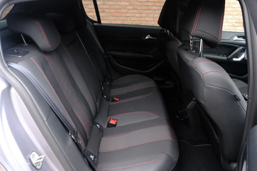 Peugeot 308 1.2 PureTech 130pk GT-line | Navi | App Connect | Climate | Cruise | Keyless | PDC afbeelding 3